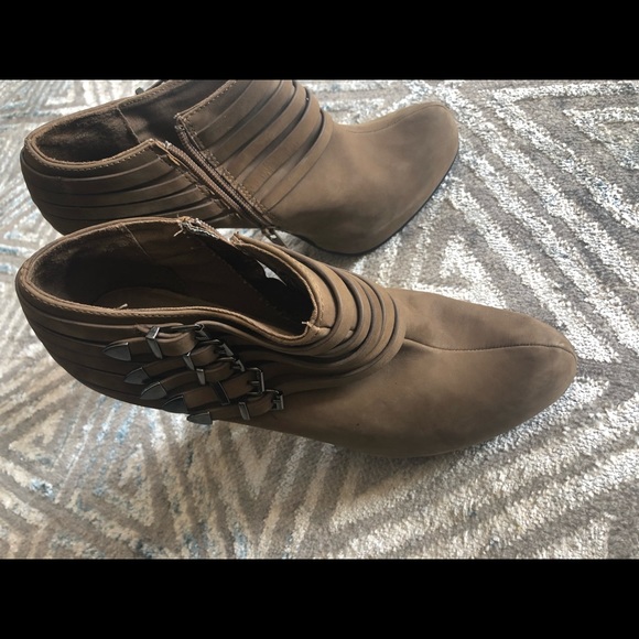 Shoes - Picture 2 of 9